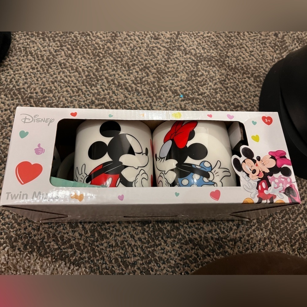 Disney Mickey & Minnie Mouse mugs 2 sets.